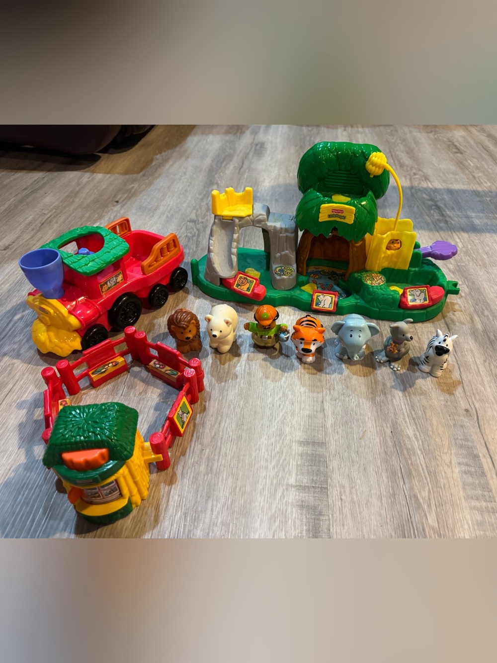Fisher-Price Little People zoo & petting zoo Playset with train